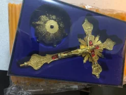 Ett vackert gyllene metallkors